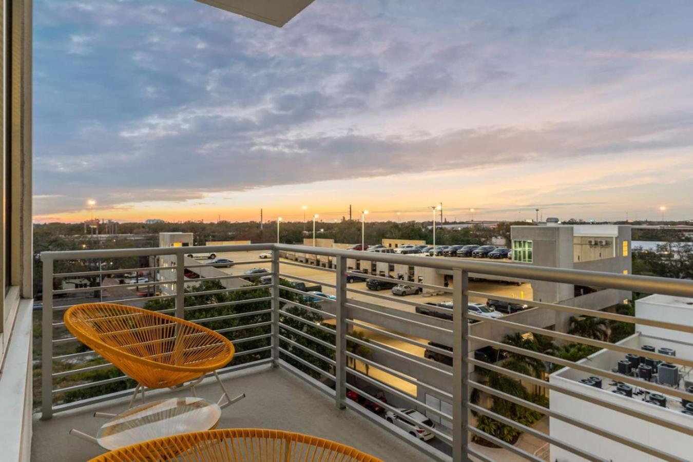 Modern 2 Bed Getaway Steps From Tropicana Field St. Petersburg Esterno foto